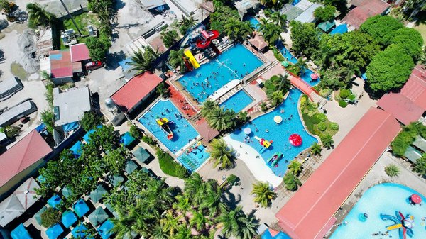 Où trouver des offres de dernière minute pour un camping avec parc aquatique ?
